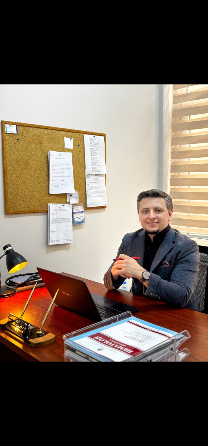 Uzm. Dr. Mustafa Eymen Kontaş çalışma odasında