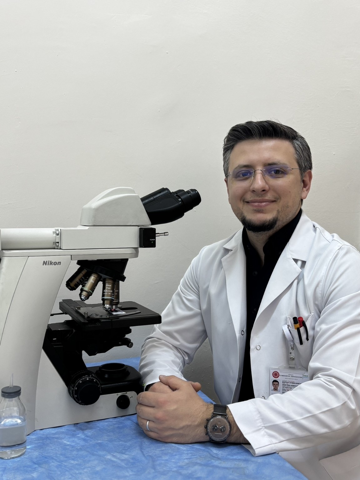 Uzm. Dr. Mustafa Eymen Kontaş mikroskopla çalışırken