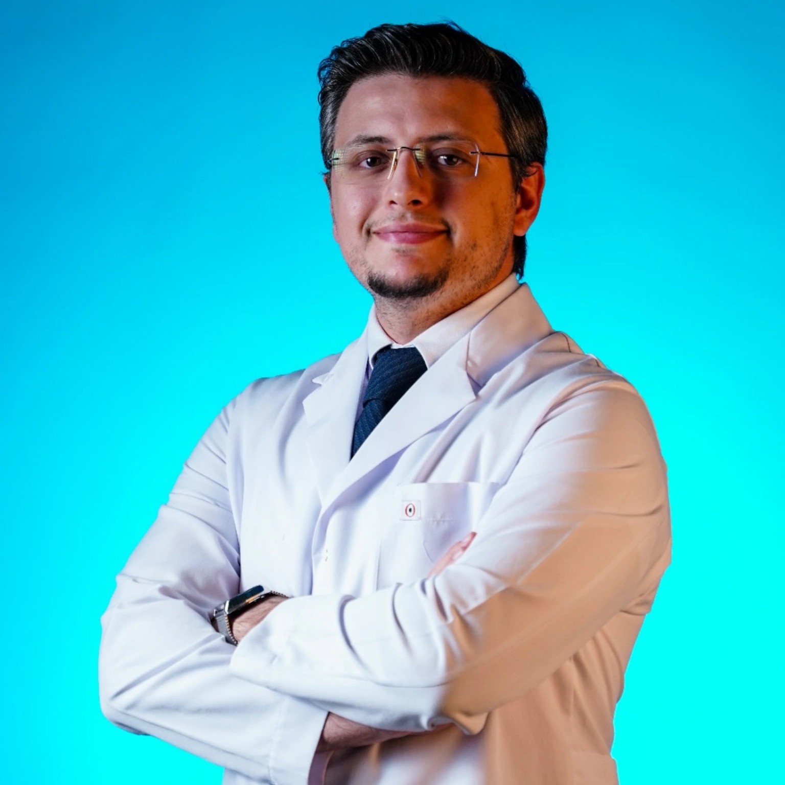 Uzm. Dr. Mustafa Eymen Kontaş beyaz önlükle